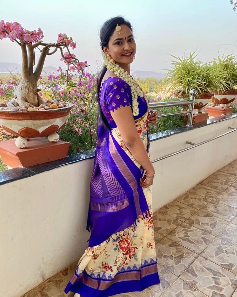 Zee Telugu Tv Anchor Kasi Annapurna Images In Navy Blue Saree